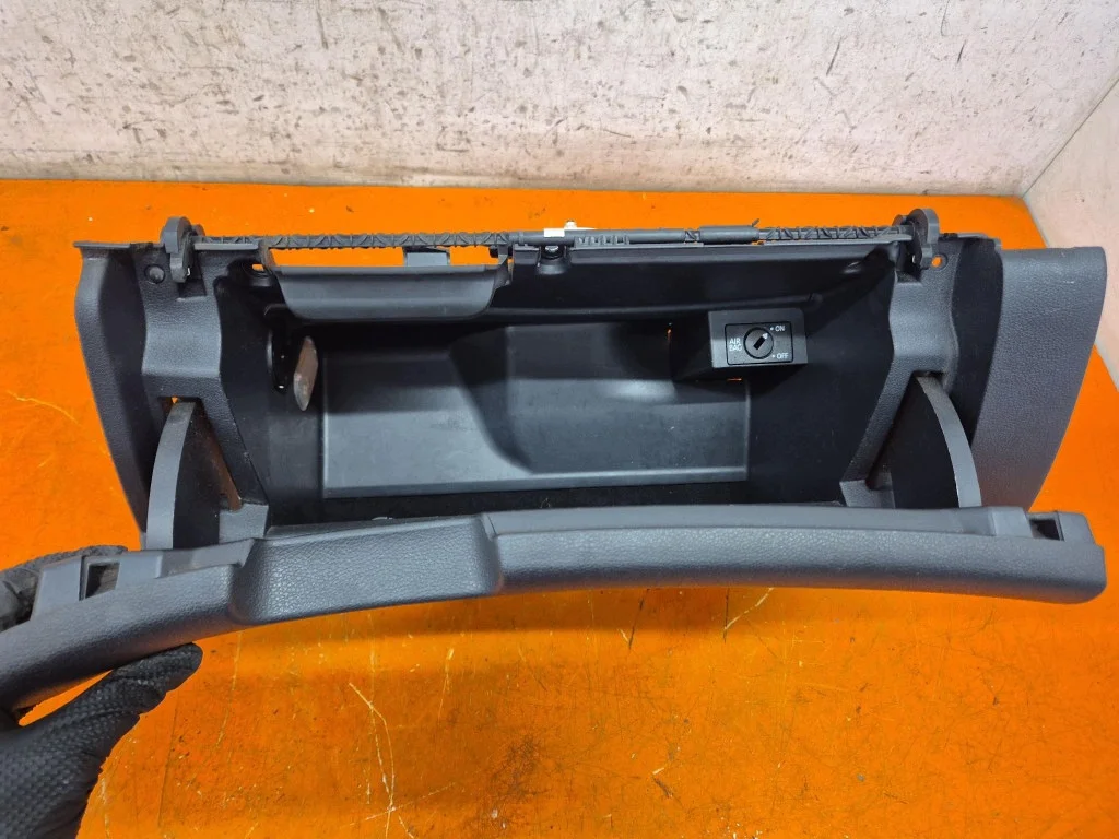 SKODA OCTAVIA II 08-13 Handschuhfach vorne image 5