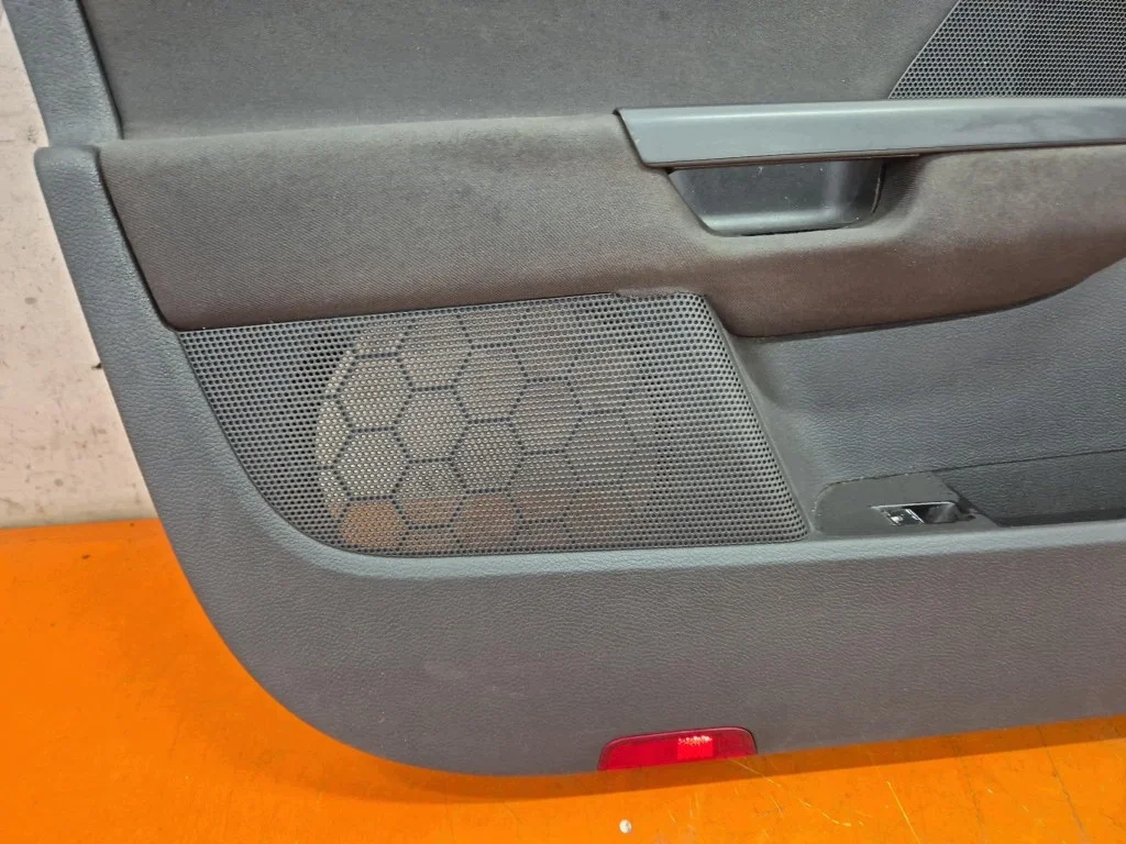 VW Golf V dörrpanel klädsel vänster fram image 3