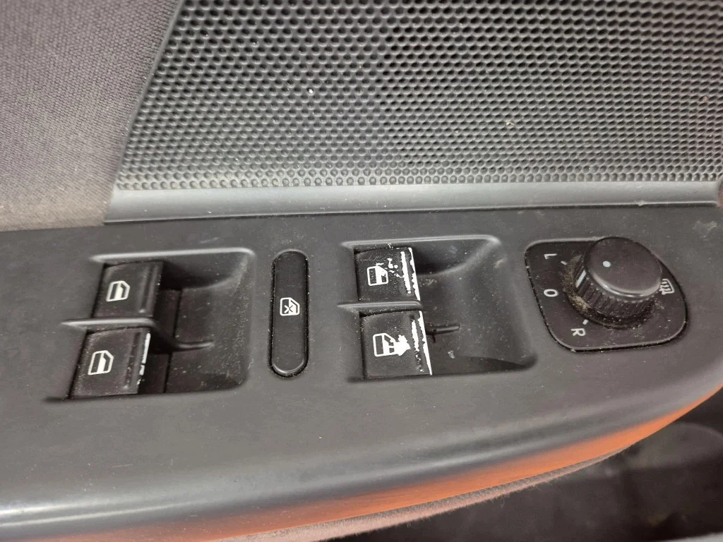 VW Golf V dörrpanel klädsel vänster fram image 7