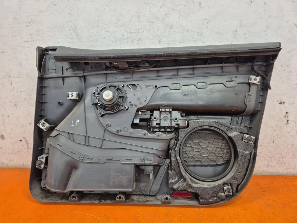 VW Golf V dörrpanel klädsel vänster fram image 9