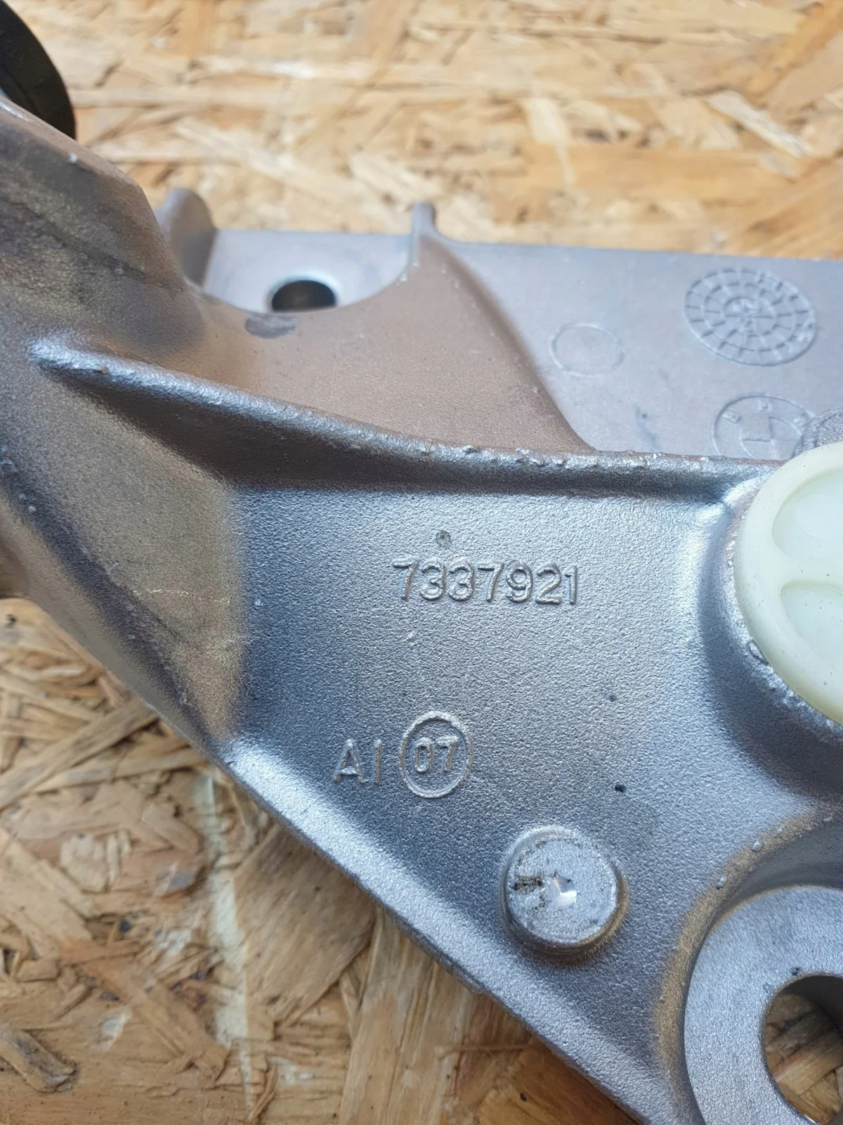 BMW X5 G05 Mounting Bracket 7337921 image 3