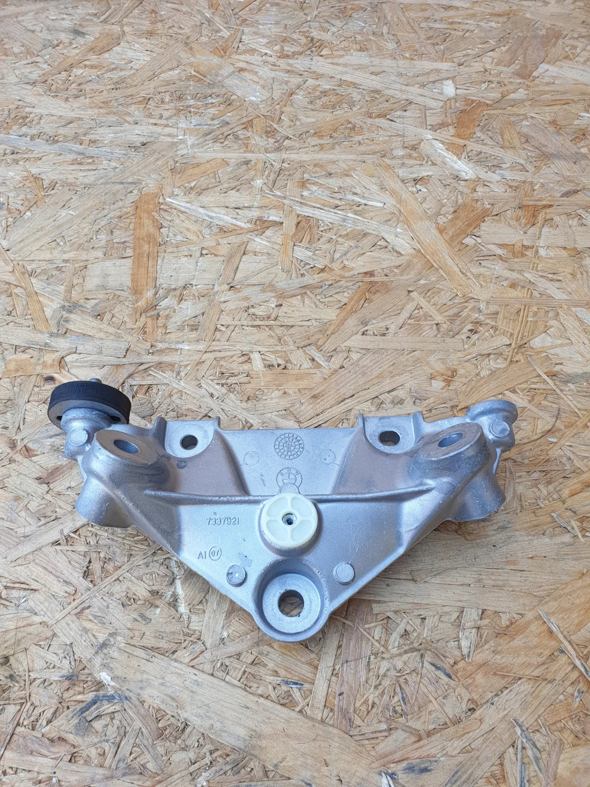 BMW X5 G05 Mounting Bracket 7337921 image 7