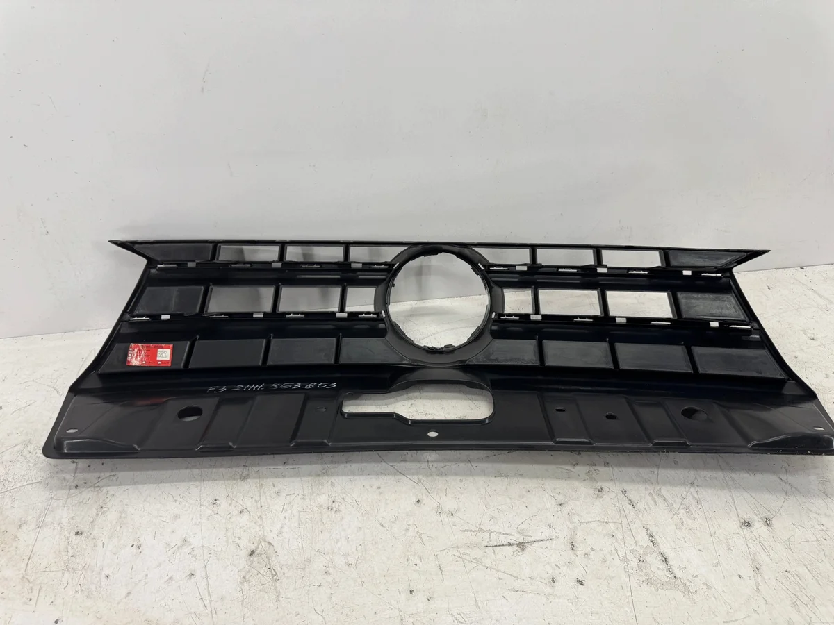 VW Amarok Front Bumper Grille Used image 10