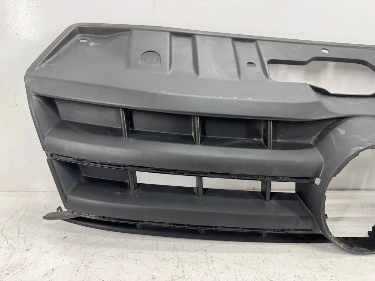 Grelha para-choques VW Amarok Usada image 8