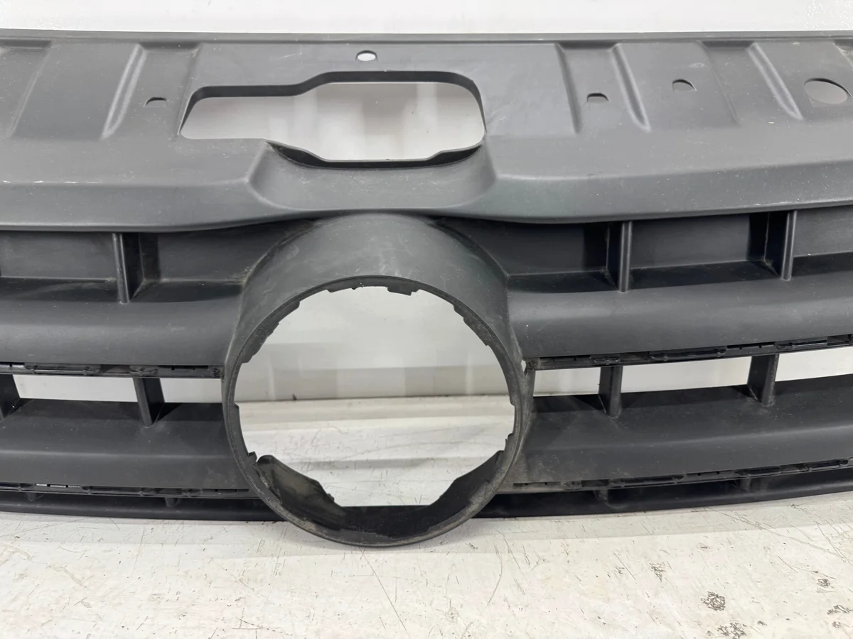 Grelha para-choques VW Amarok Usada image 9
