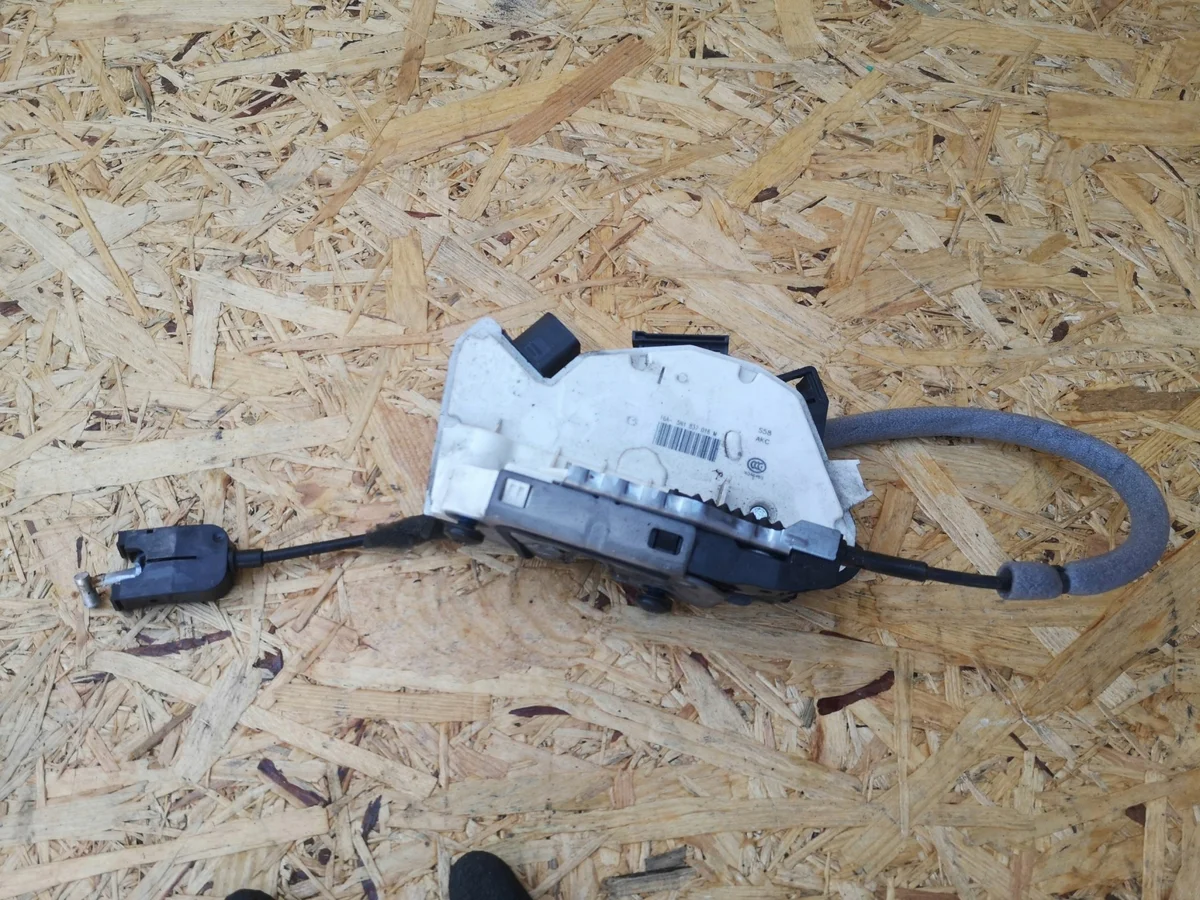 Serrure porte avant droite VW AUDI 5N1837016M