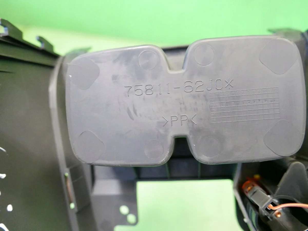 Suzuki OE Middenconsole 75811-62J0 Gebruikt image 8