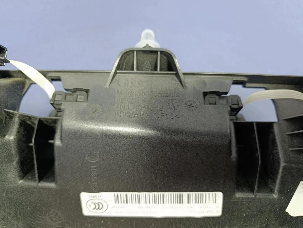 Audi A8 D5 4N middenconsole frame gebruikt image 6