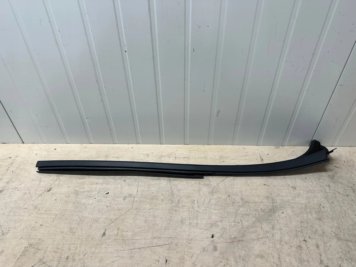 Tuulilasin listan oikea Renault Trafic III IV