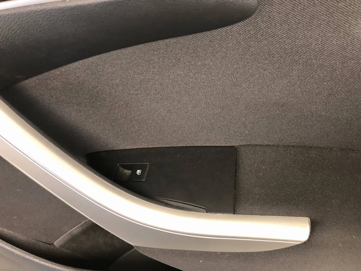 Panel puerta delantera derecha Opel Astra J image 4