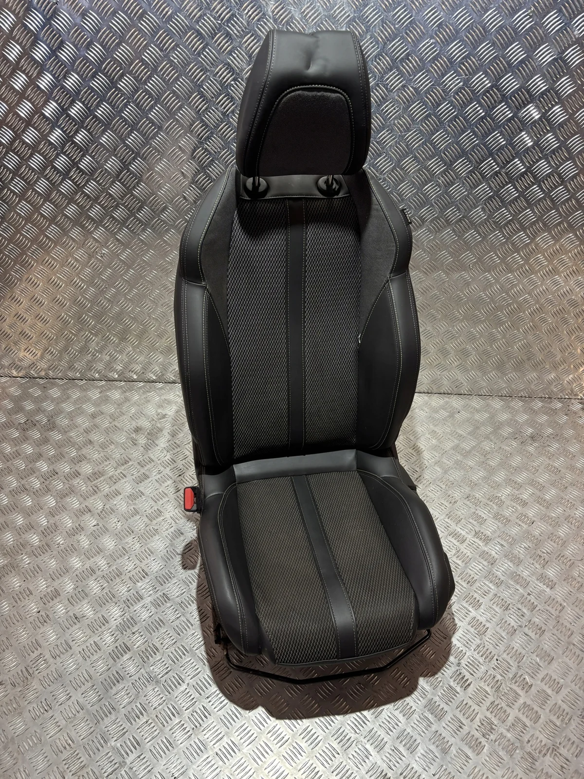 Peugeot E-2008 II LIFT etuistuin, osittain nahkaa