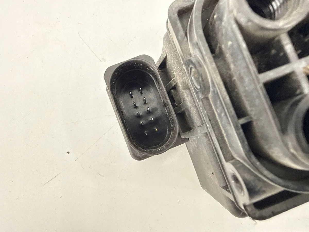 Audi Q7 4L Luftfjädring Ventilblock Bak 15152400082 image 3