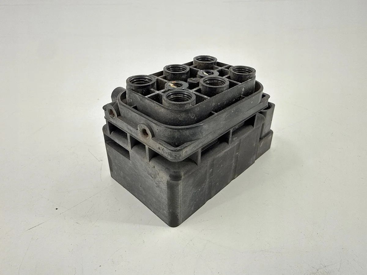Audi Q7 4L Luftfjädring Ventilblock Bak 15152400082 image 4