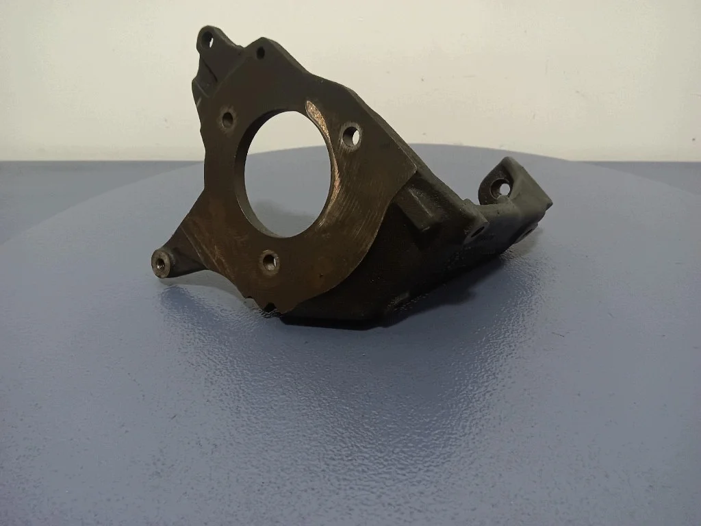 VW Passat B5 Injection Pump Mount Used image 3