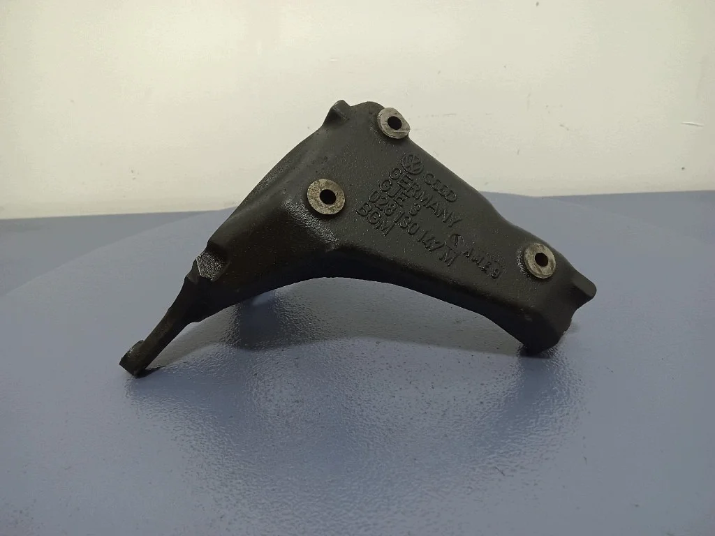 VW Passat B5 Injection Pump Mount Used image 4