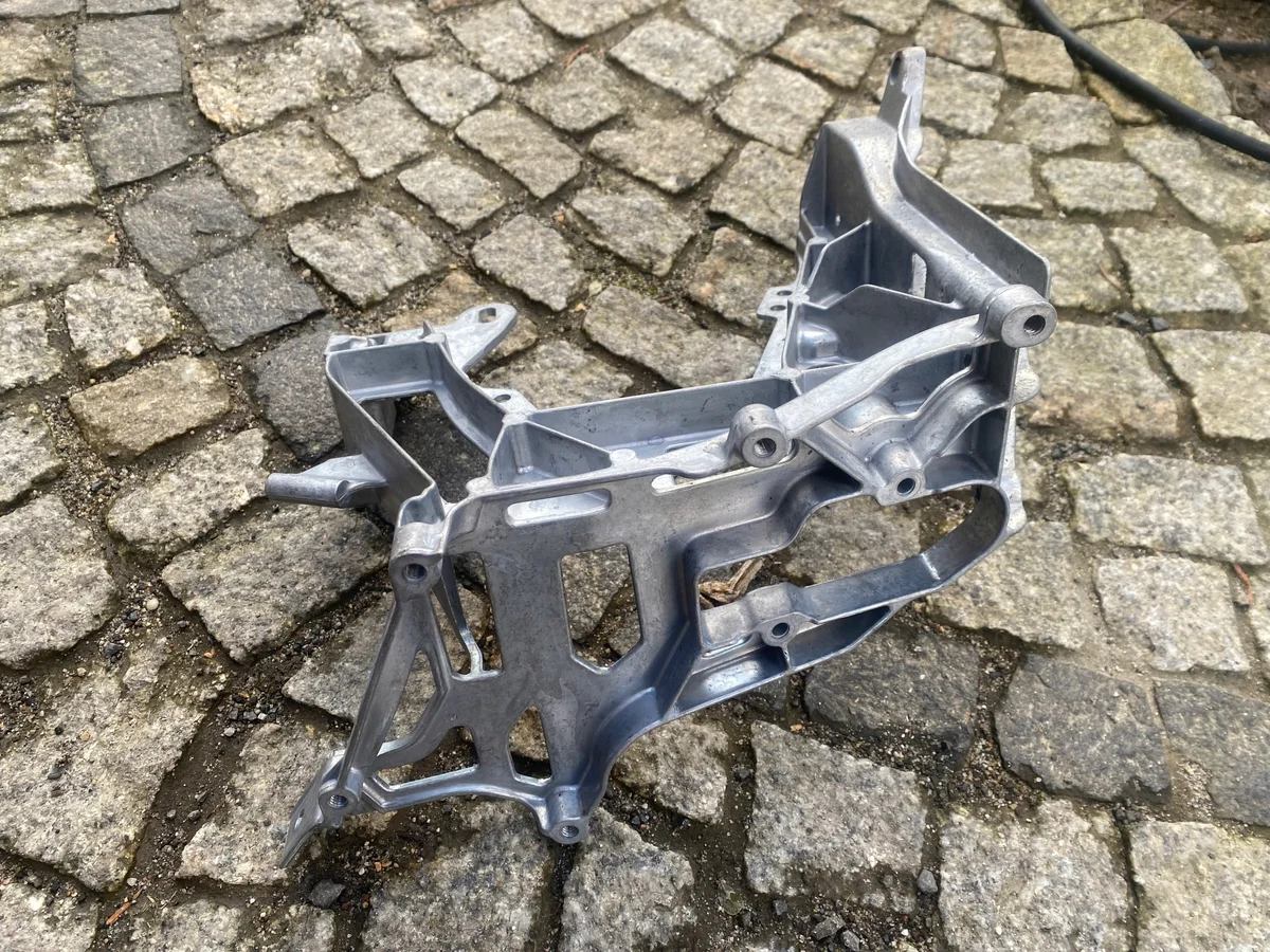 MERCEDES 205 Soporte Faro Derecho Usado