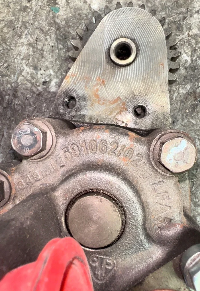 VDL Engine Oil Pump 1678777 Used image 3
