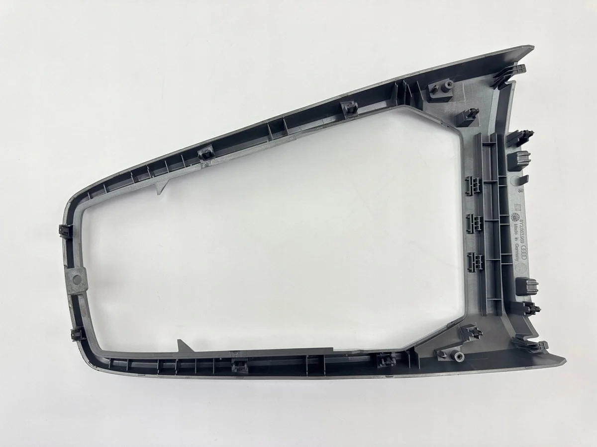 Audi A3 8Y 2021 Keskikonsolin lista image 6