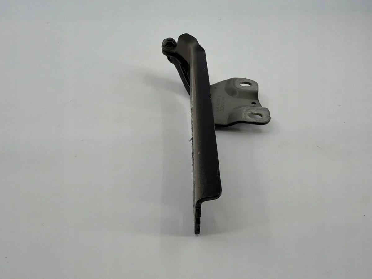 Audi A3/S3/RS3 8Y etulokeron saranan vasen osa