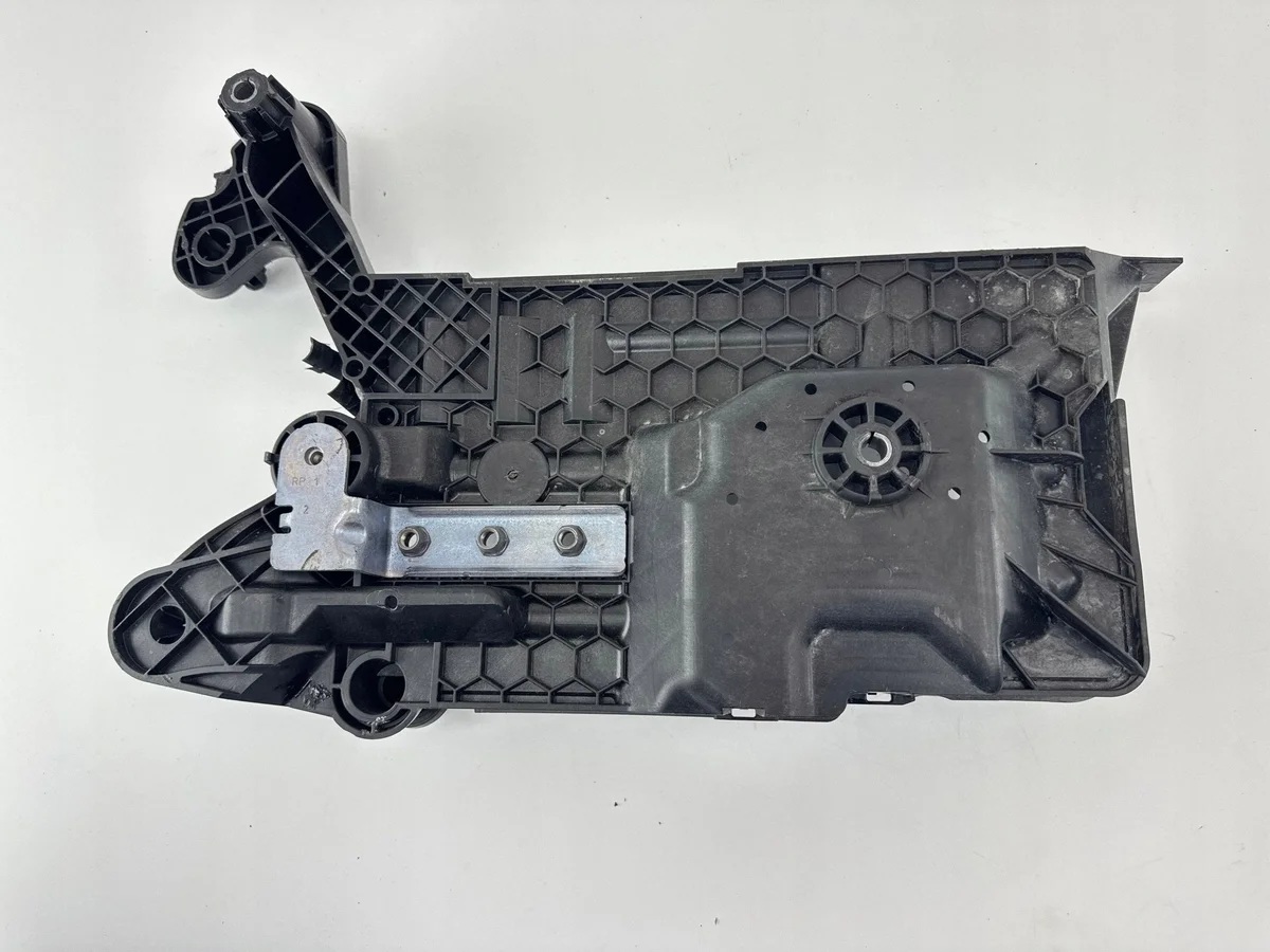 Audi A3 8Y Batterihållare 5WA915331 image 6