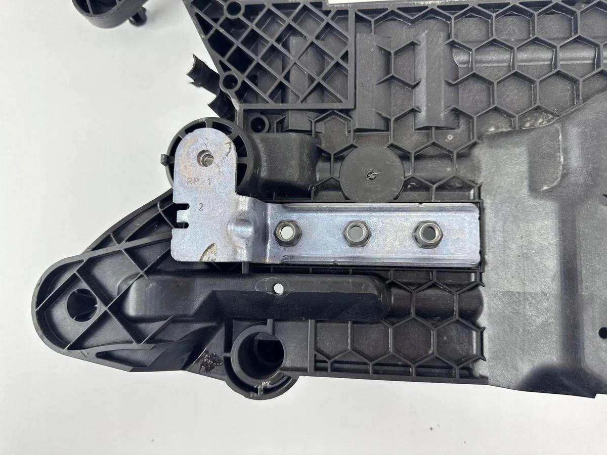 Audi A3 8Y Batterihållare 5WA915331 image 7