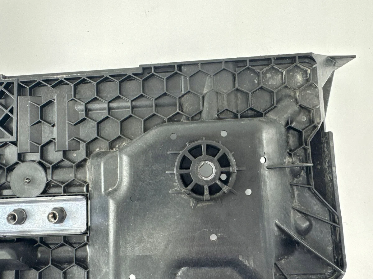 Audi A3 8Y Batterihållare 5WA915331 image 9
