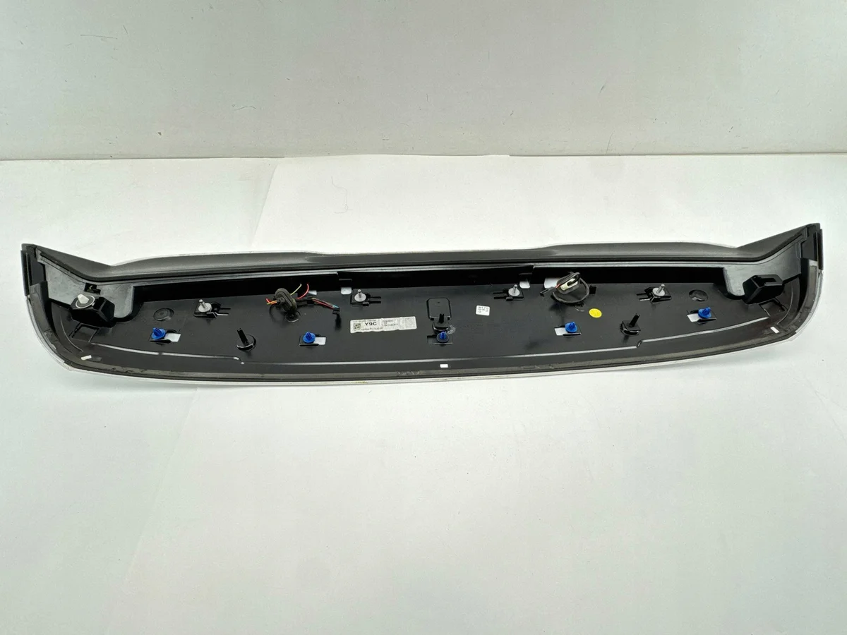 Audi 8V4827933C Spoiler Klappe Gebraucht image 6