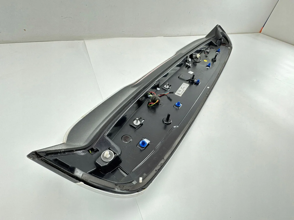 Audi 8V4827933C Spoiler Klappe Gebraucht image 7