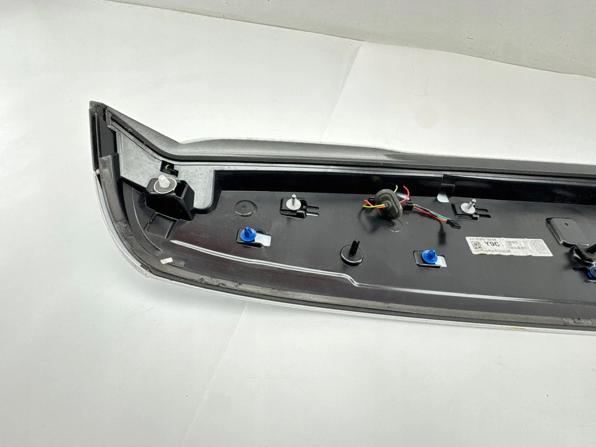Audi 8V4827933C Spoiler Klappe Gebraucht image 8