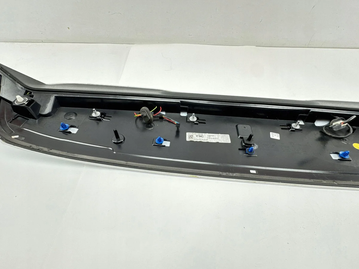 Audi 8V4827933C Spoiler Klappe Gebraucht image 9