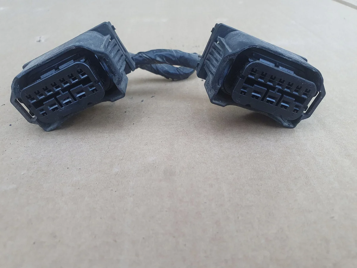 BMW F10 F11 F20 F30 etuvalon liitin