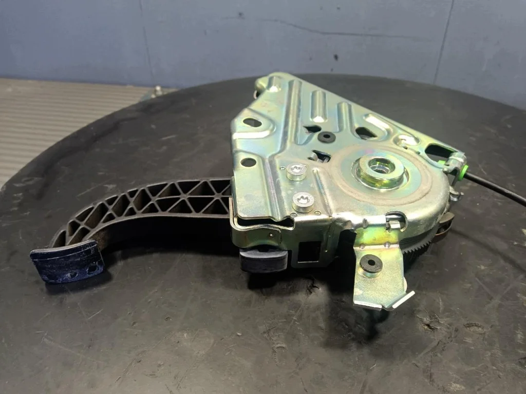 Mercedes W204 Handbremse Pedal A2044201584 image 4