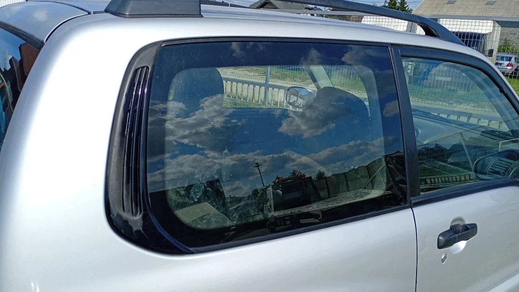 Suzuki Grand Vitara I takalasi oikea