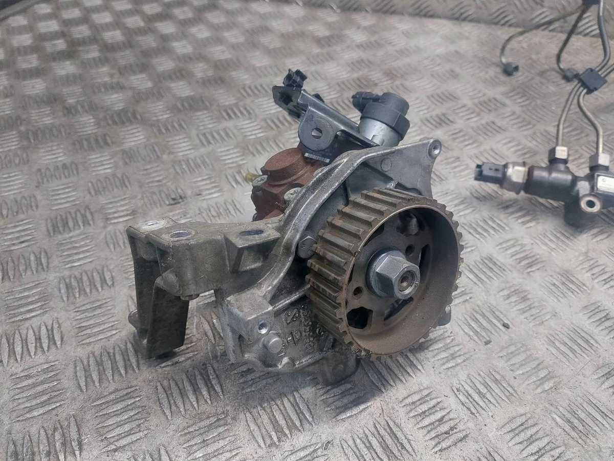 Polttoainepumppu + suuttimet Peugeot 5008