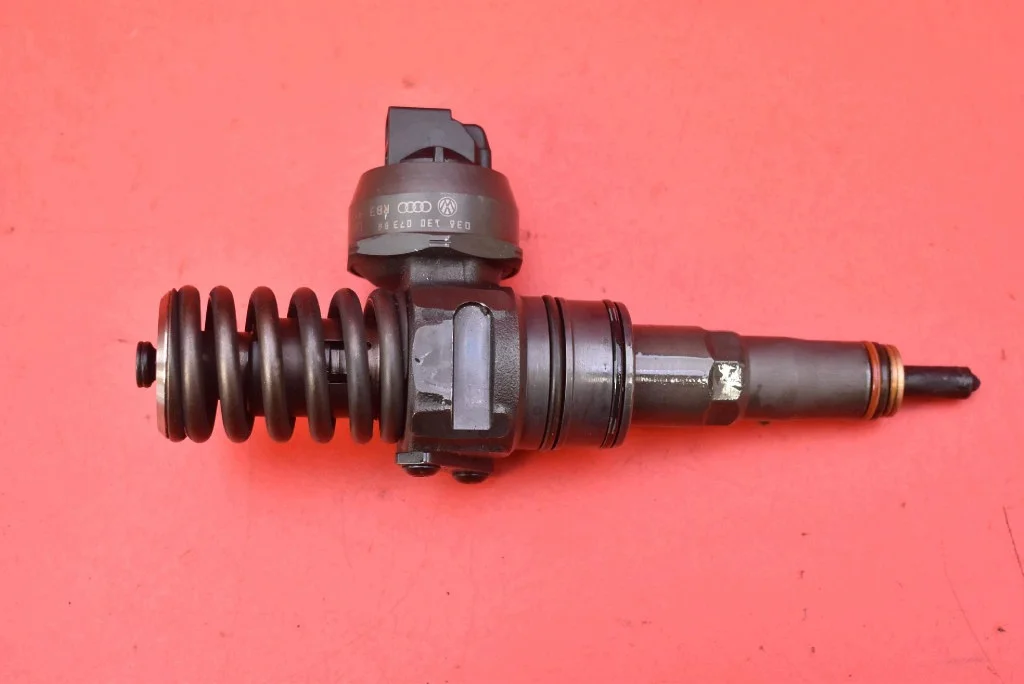 Inyector Bomba 038130073BQ Usado VW Passat B6