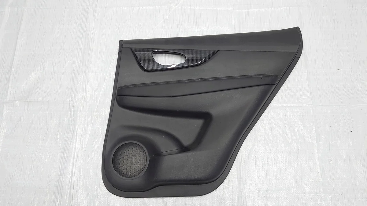 Nissan X-Trail T32 Panel Puerta Trasera Derecho AUE6097