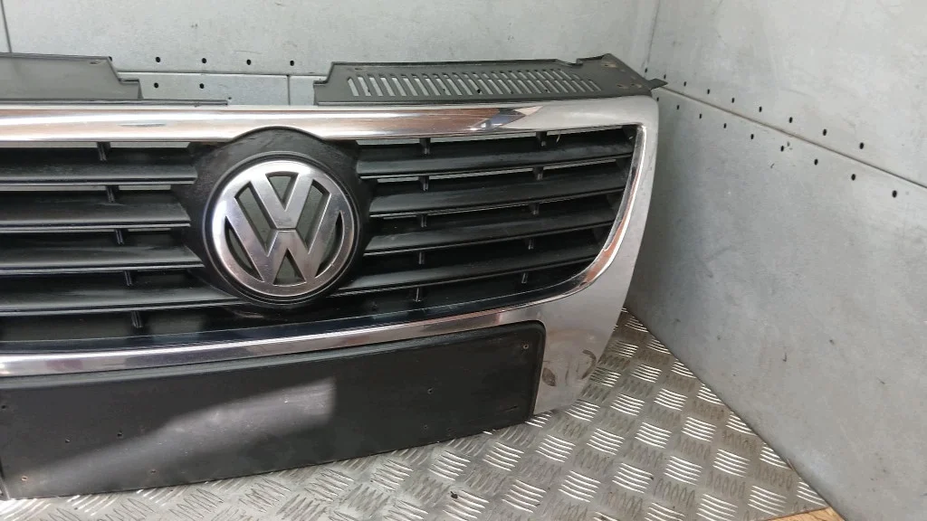 Rejilla VW Passat B6 1.9TDI 05-10 Usada image 3