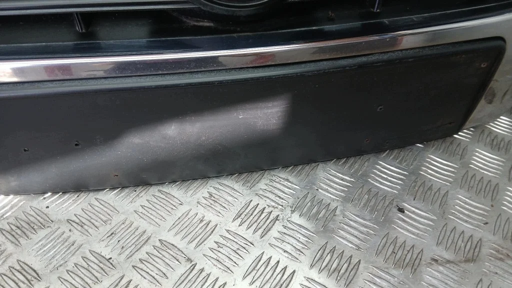 Rejilla VW Passat B6 1.9TDI 05-10 Usada image 4