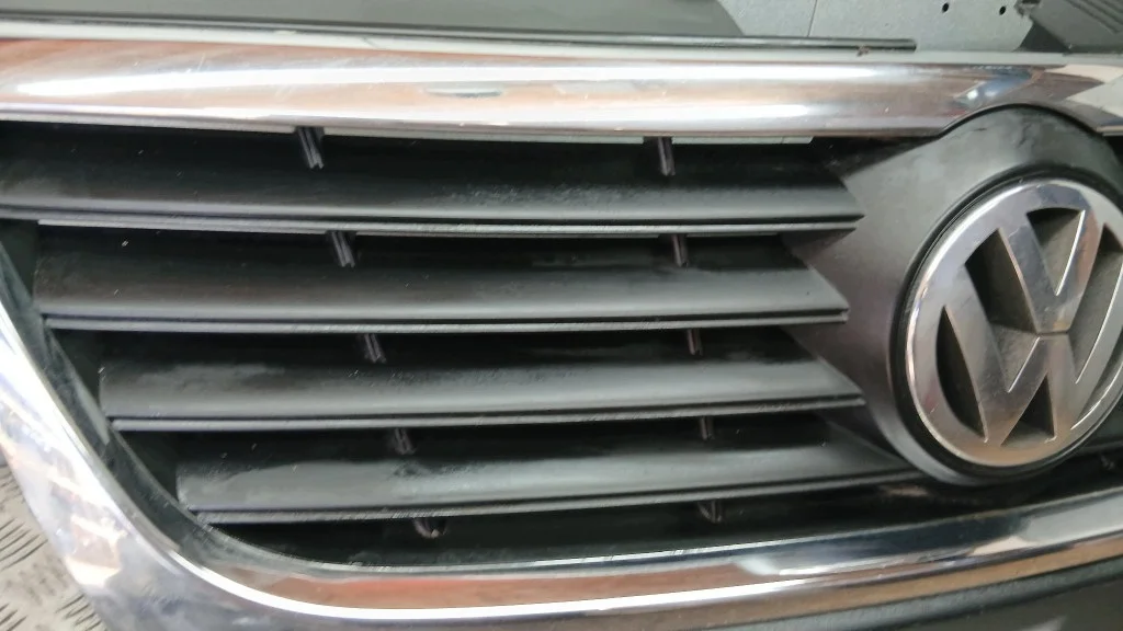 Rejilla VW Passat B6 1.9TDI 05-10 Usada image 5