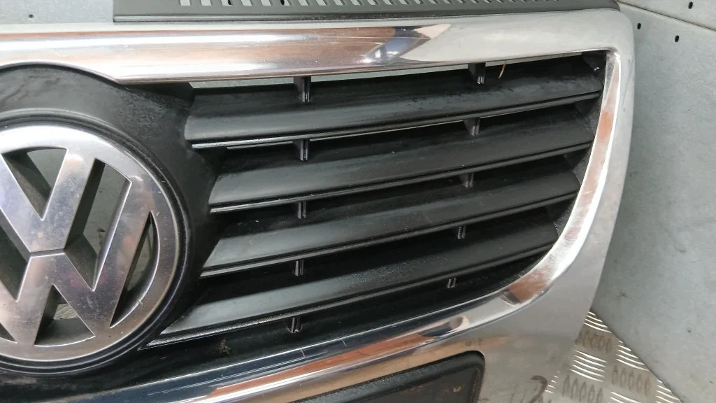 Rejilla VW Passat B6 1.9TDI 05-10 Usada image 6