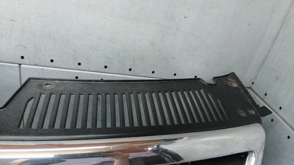 Rejilla VW Passat B6 1.9TDI 05-10 Usada image 7
