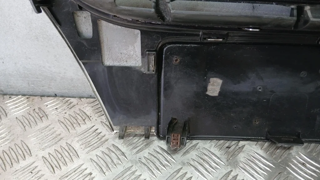 Rejilla VW Passat B6 1.9TDI 05-10 Usada image 10