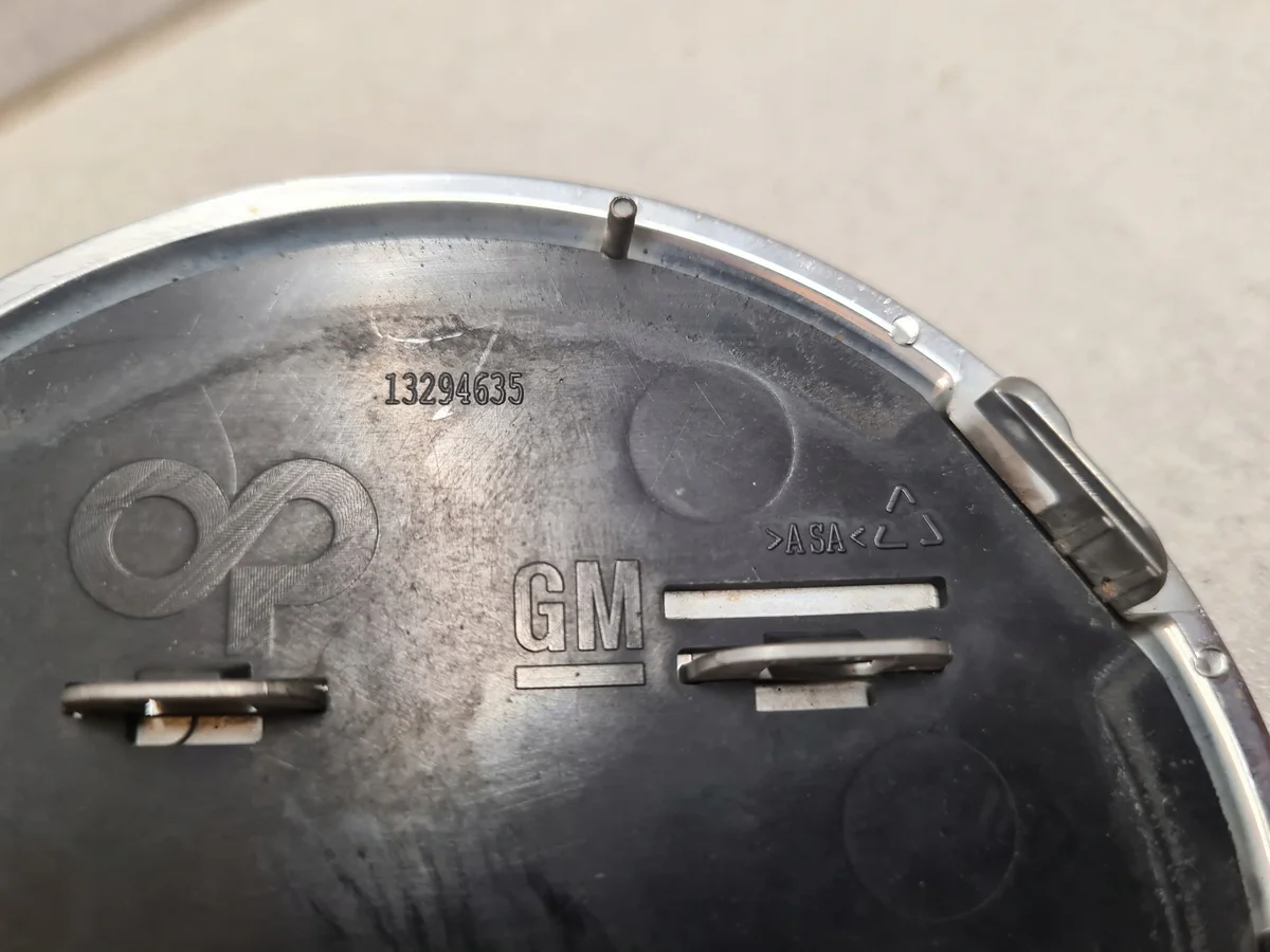 Opel Astra J Emblem Chrom 13294635 image 3