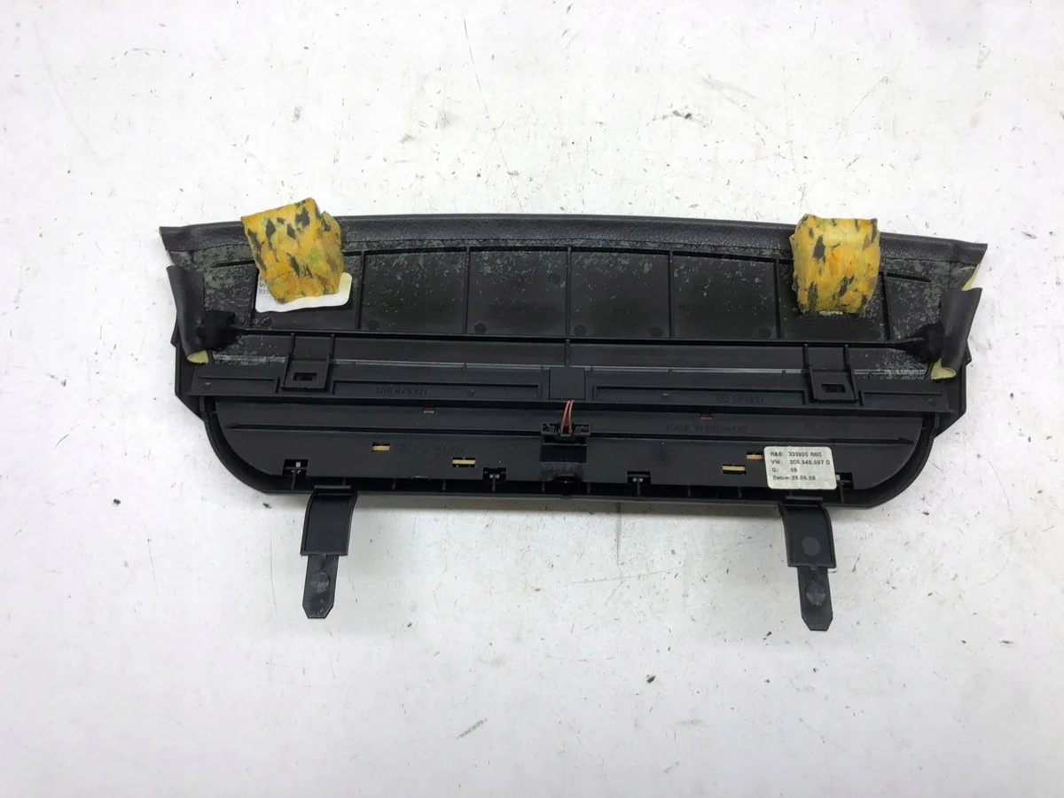 VW Phaeton 3D0945121 Third Brake Light Used image 3