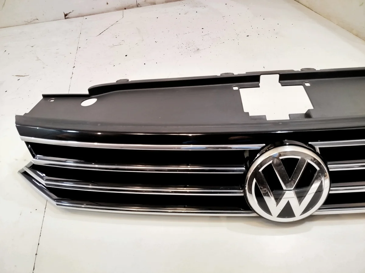 VW Passat B8 Grille + Logo 3G0853653D Used