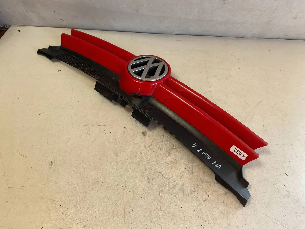 VW Golf IV 2000 Grille 1J0853655D image 3