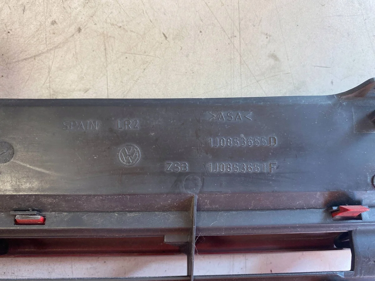VW Golf IV 2000 Grille 1J0853655D image 6