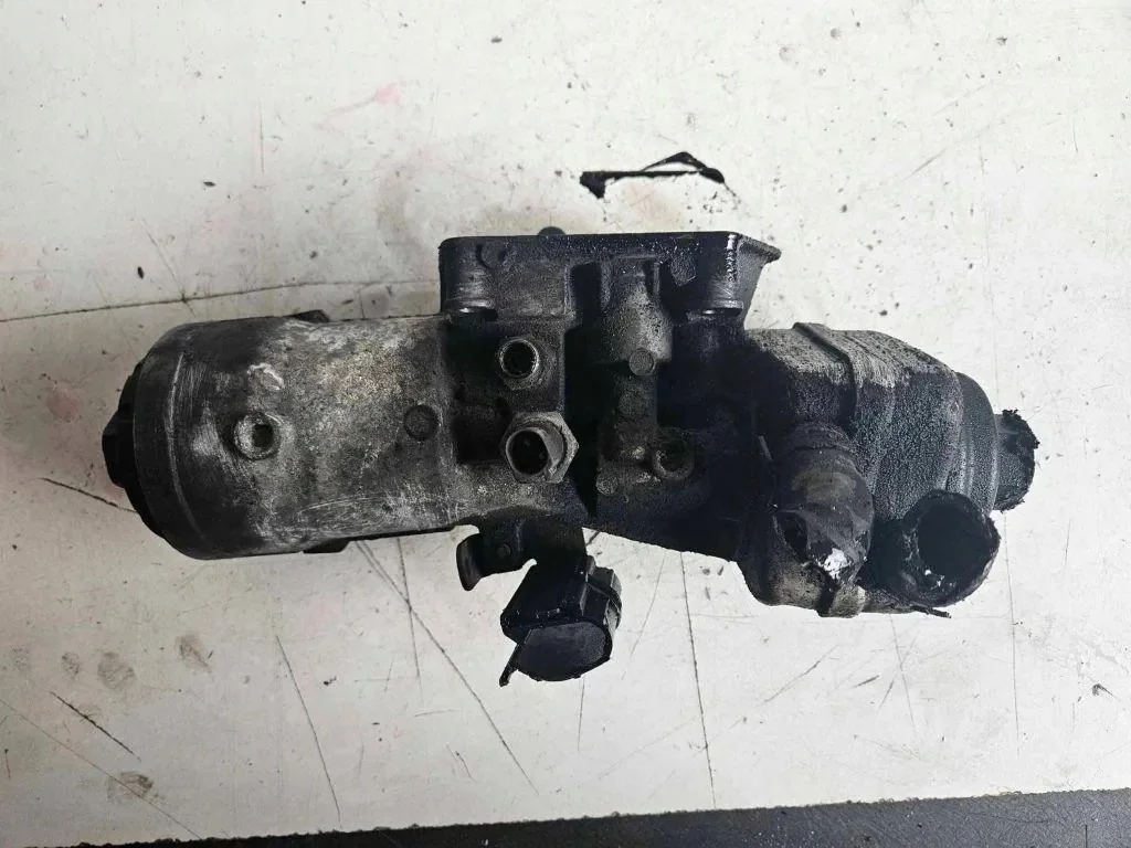 VW Touran 1.9 TDI oliefiltermontage 028117021K image 3