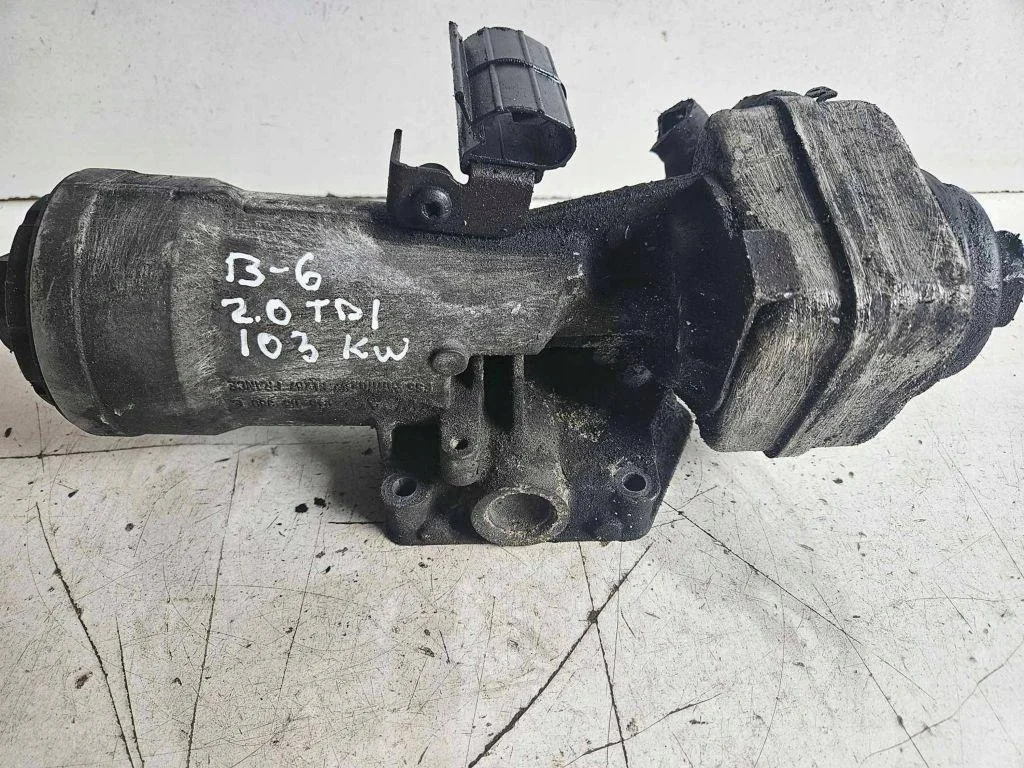 VW Touran 1.9 TDI oliefiltermontage 028117021K image 7