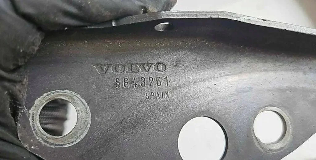 Volvo S40 II Hood Hinge Left Front 8643261